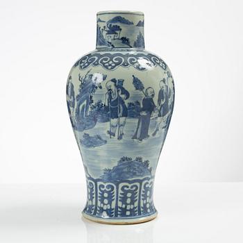 A Chinese blue and white porcelain vase, Qing dynasty, 19th century.