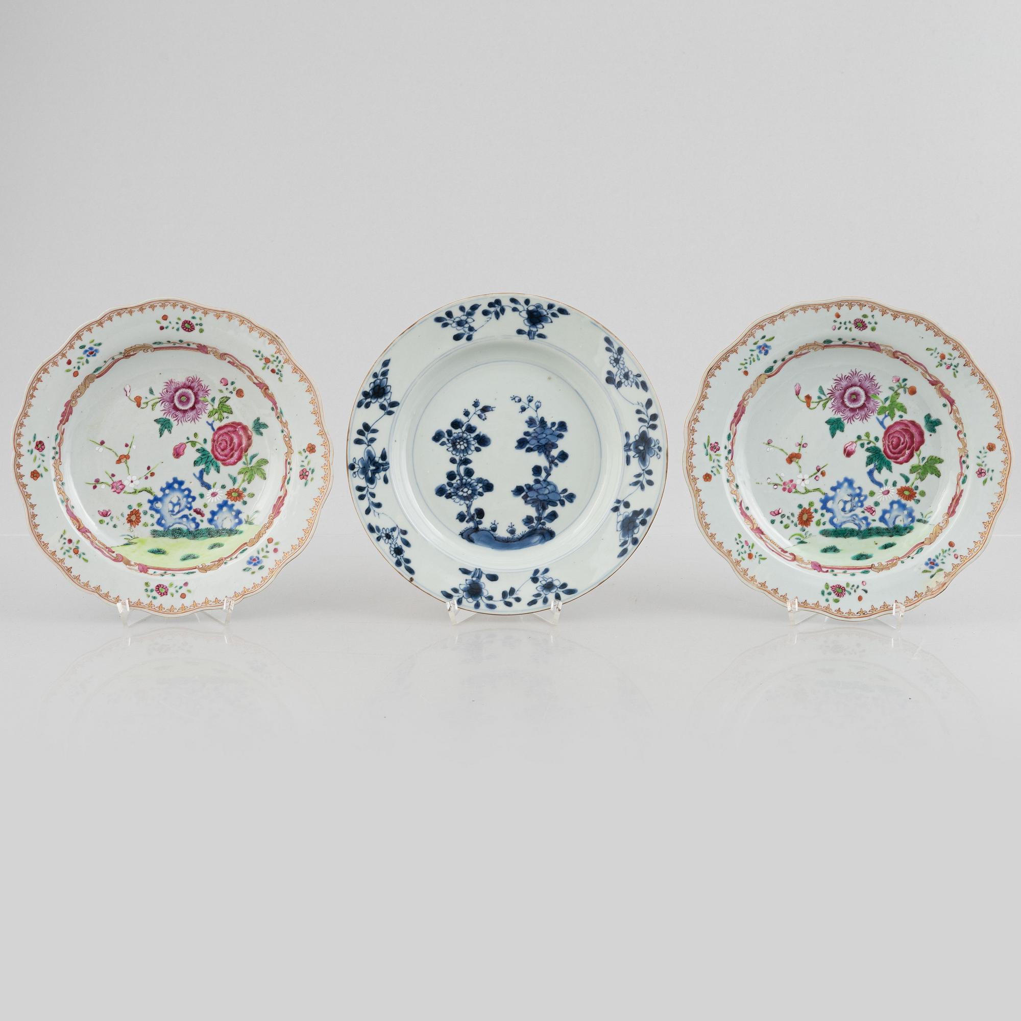 A set of three export porcelain plates, China, Qing dynasty, 18th century.