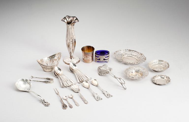 SILVERFÖREMÅL, 28 delar, 1900-tal. Total vikt ca 465 gram.
