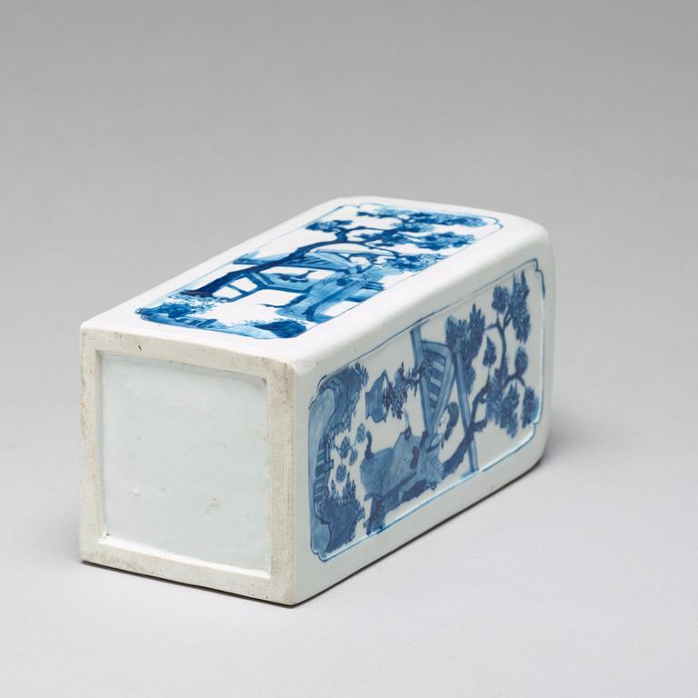 A blue and white 'gin bottle' flask, Qing dynasty, Kangxi (1662-1722).