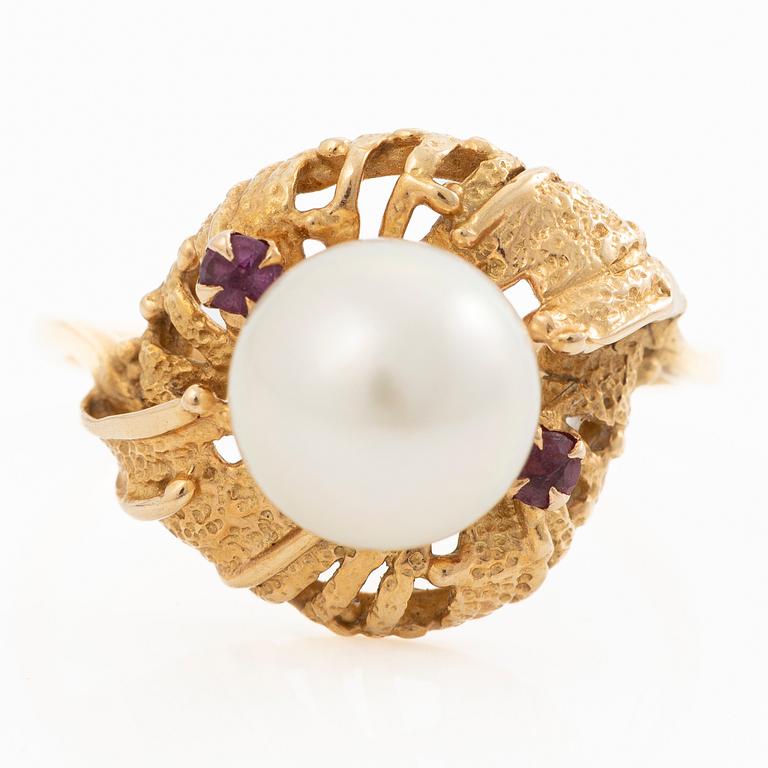 18K gold ring with a cultured pearl and red stones.