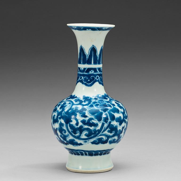 VAS, porslin. Qing dynastin, Kangxi (1662-1722).