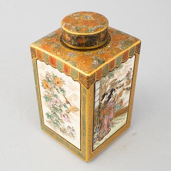 A Japanese Satsuma vase with cover, Meiji period (1868-1912).