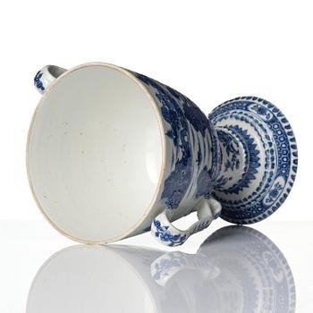 Pokal med lock, porslin. Qingdynastin, Qianlong (1736-95).
