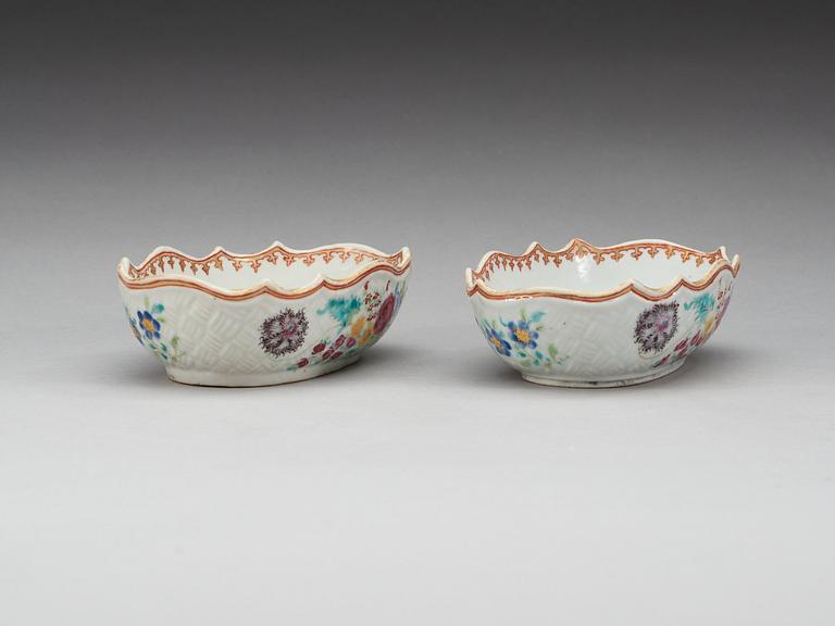 A pair of famille rose bowls, Qing dynastin, Qianlong (1736-95).