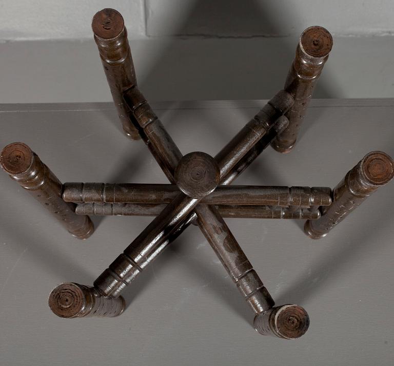 RÖKBORD, Persien, försilvrad kopparbricka, sekelskiftet 1800/1900. Signerad.