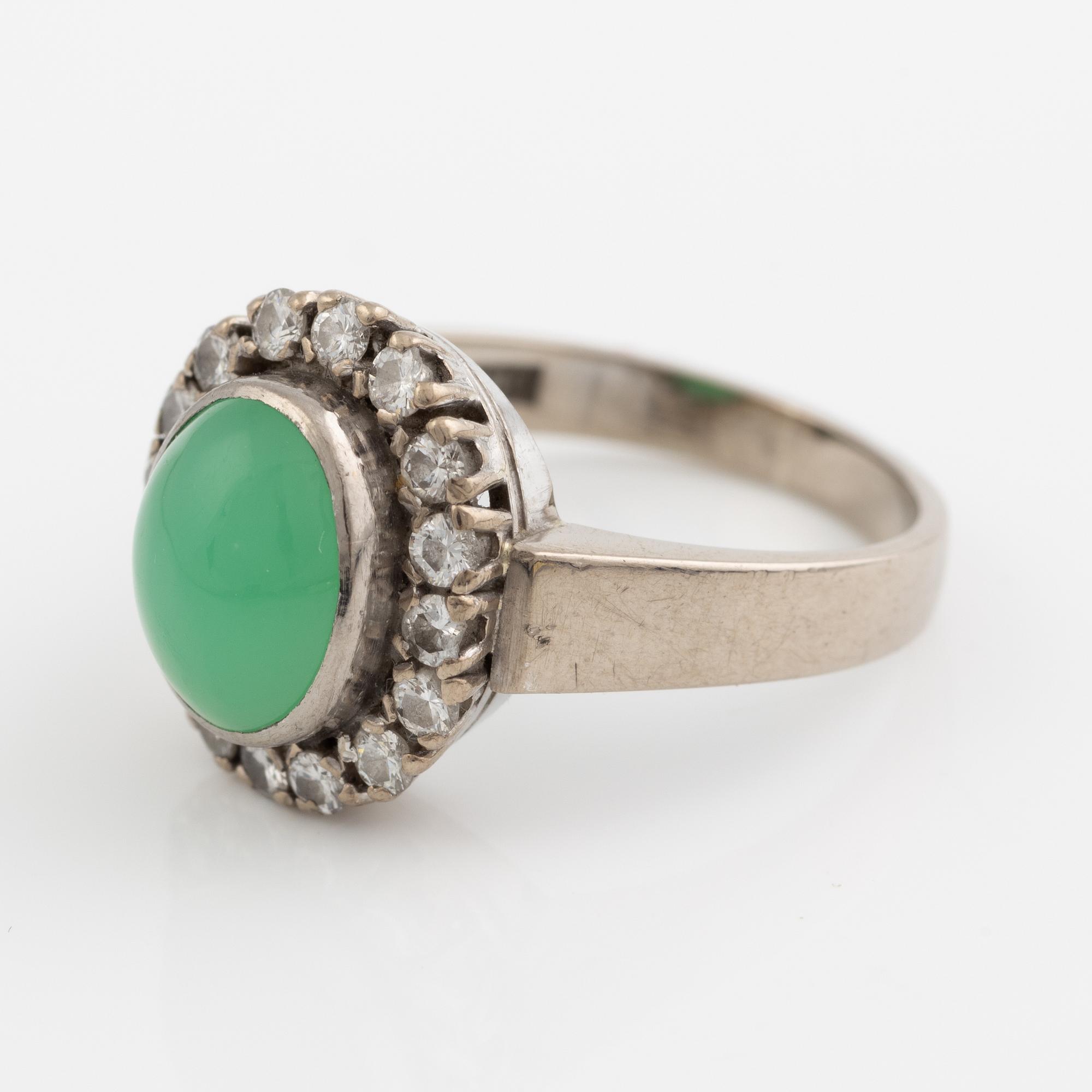 Ring in 18K white gold set with round brilliant-cut diamonds and chrysoprase.
