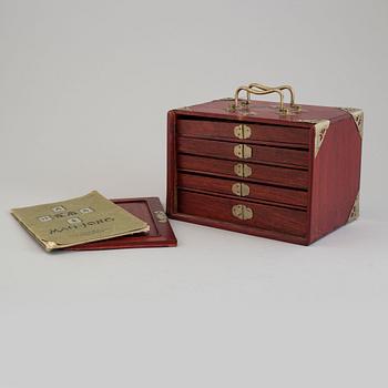 SKRIN med MAHJONG pjäser. Kina, 1900-tal.