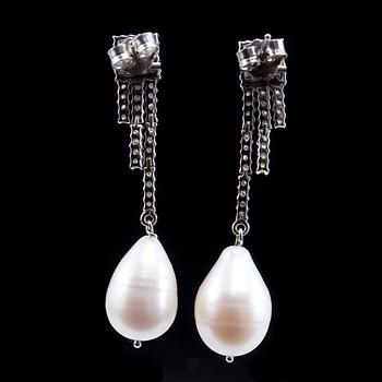 KORVAKORUT 98 briljanttihiottuja timantteja 1.08 ct. 
Pisaranmuotoinen valkoinen viljelty helmi.