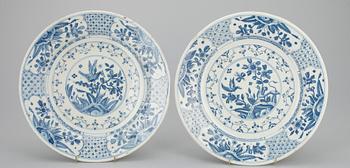 FAT, 2 st, fajans, möjligen Delft, Holland 1800-tal.