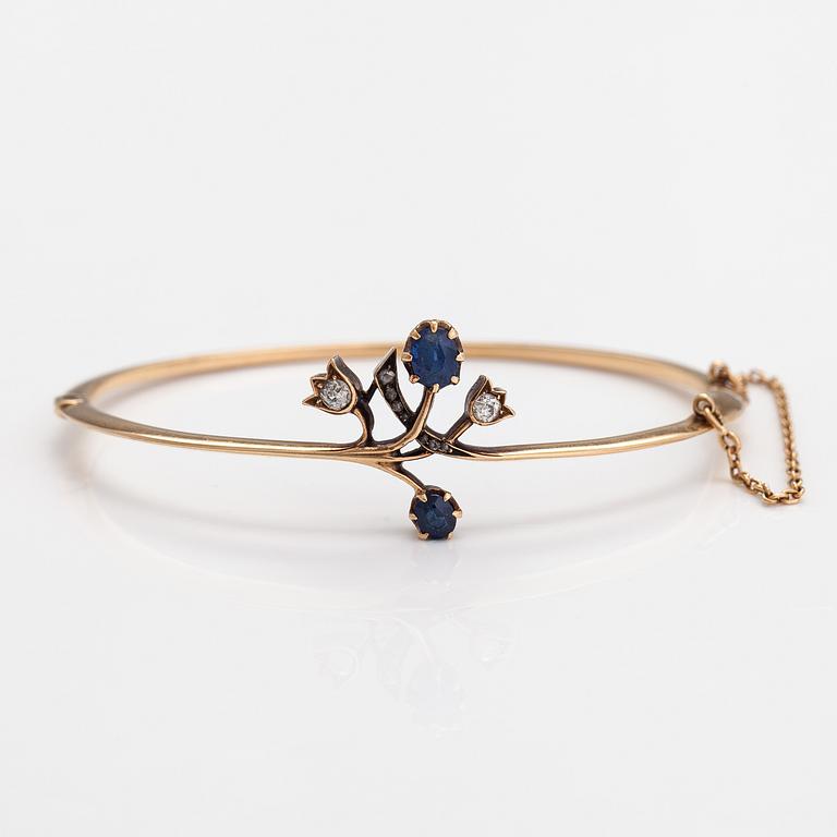 Armband, 14K guld, gammalslipade diamanter ca 0.14 ct tot, rosenslipade diamanter och safirer.