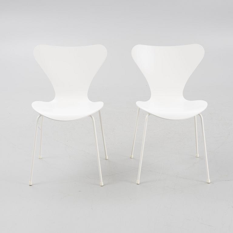 Arne Jacobsen, stolar, ett par, ”Sjuan", Fritz Hansen, Danmark 2015.