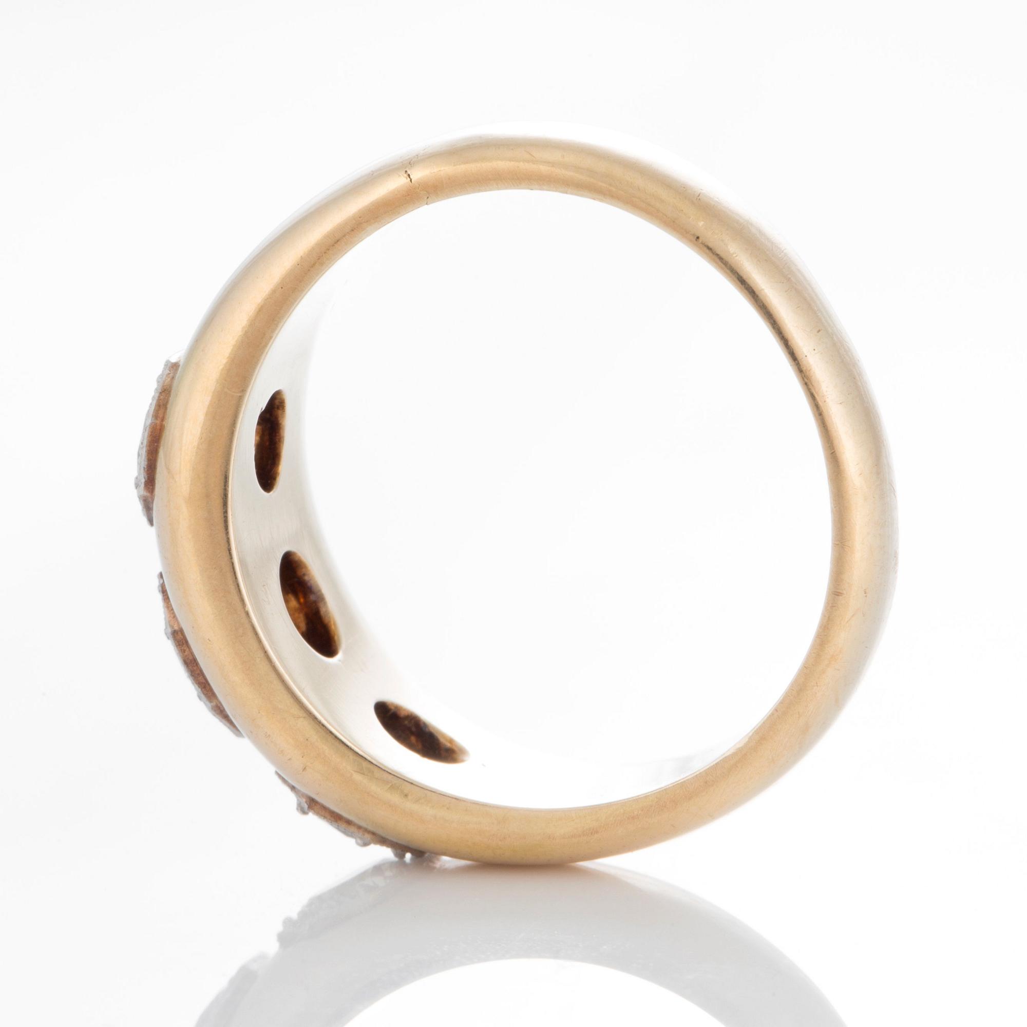 Ring med tre runda briljantslipade diamanter total vikt ca 1.20 ct.