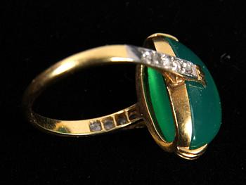 RING, 18K, med en grön Krysopras samt små rosenslipade diamanter.