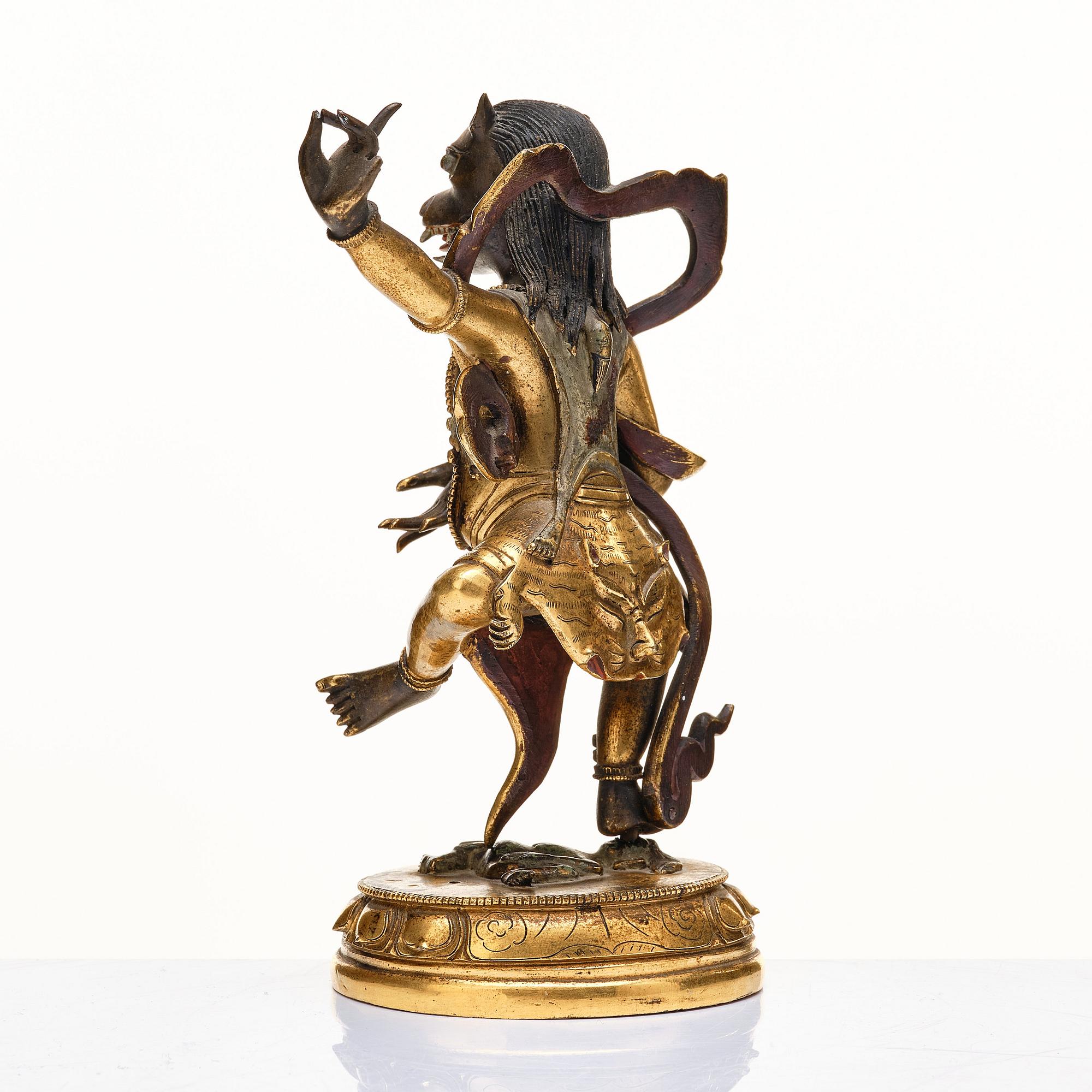 BJÖRNHÖVDAD DAKINI, patinerad kopparlegering. Tibetokinesisk, sent 1700-tal/omkring 1800.