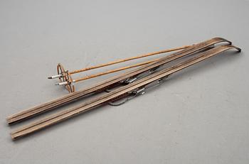 SKIDOR, ett par, märkta "Mora Nisses",Tobo Bruk AB samt stavar, 1900-talets mitt.