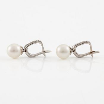 Earrings with cultured freshwater pearls and brilliant-cut diamonds.