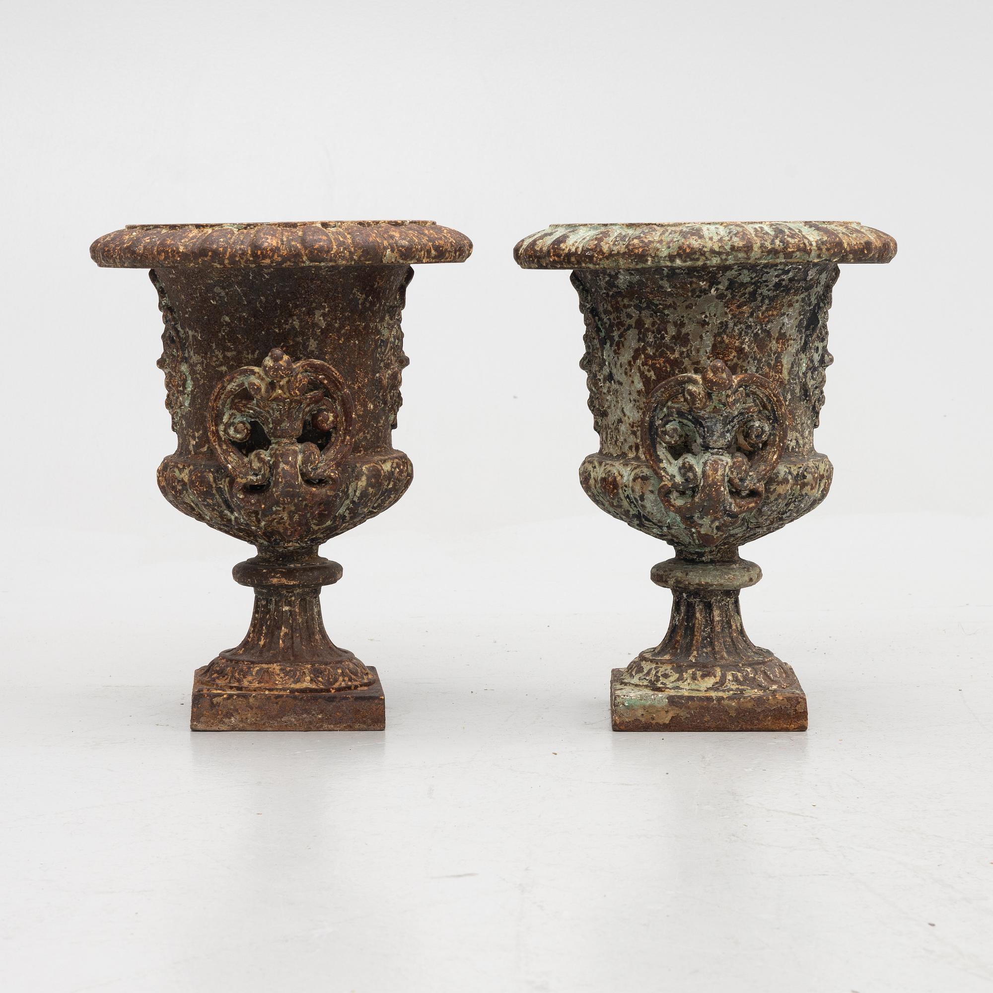 A pair of garden urns, 20th century.