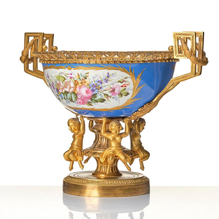 Uppsatsskål, förgylld och patinerad brons samt porslin. Frankrike, "Sevres", 1800-tal.