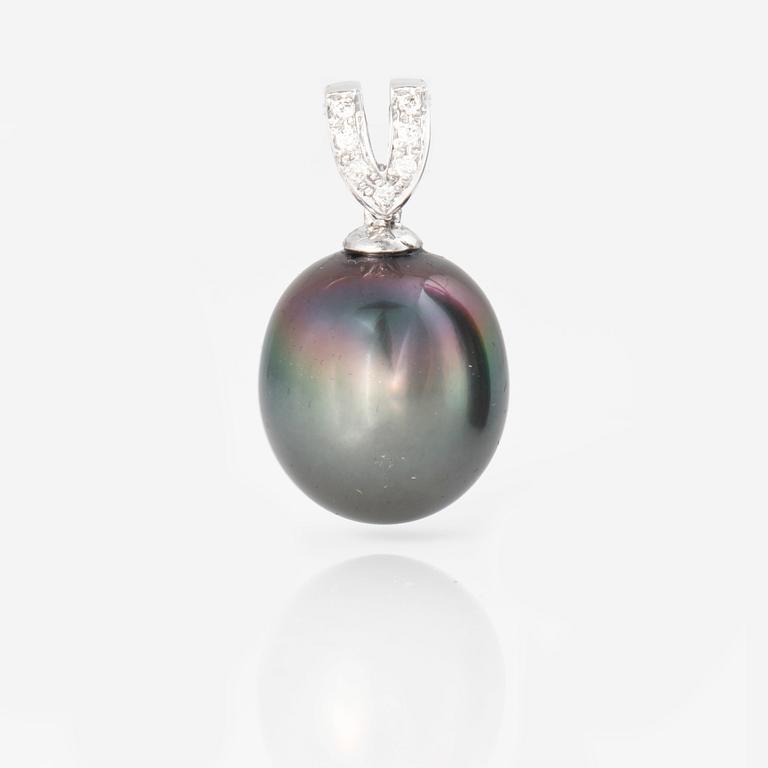 HÄNGE, med odlad Tahitipärla samt 7 briljantslipade diamanter, 0.05 ct.