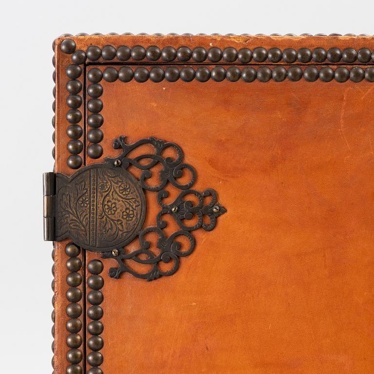 Cabinet, first half of the 20th century.