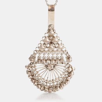 A silver necklace/brooch. Ossian Hopea, Porvoo 1977.