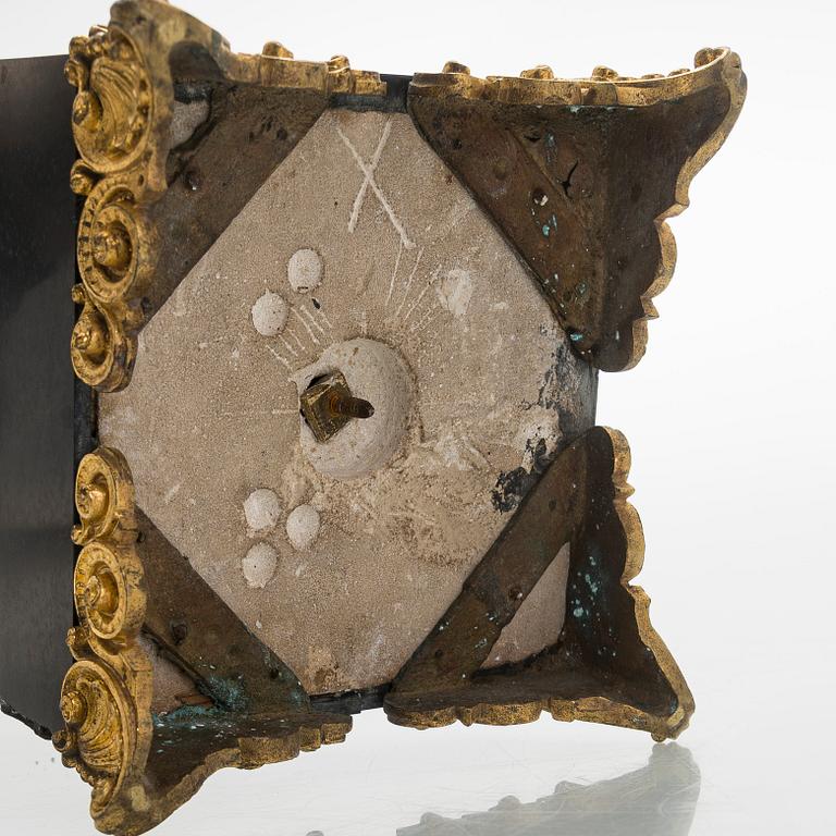 A pair of 19th century urns.