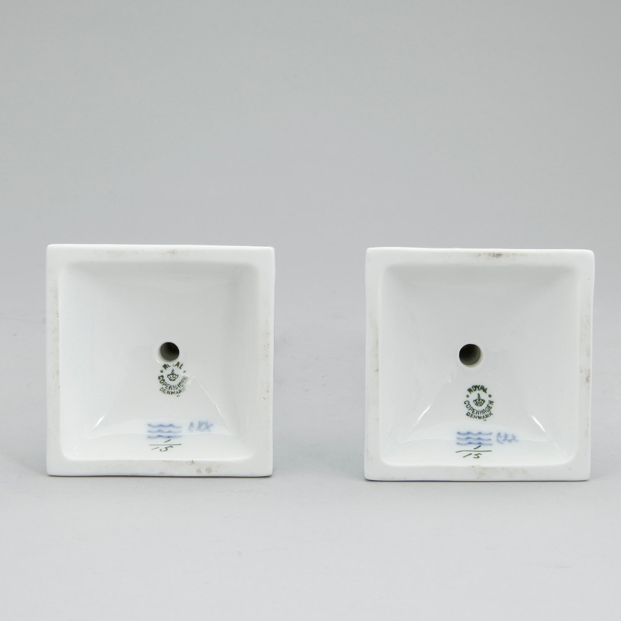 LJUSSTAKAR, ett par, porslin, "Musselmalet", Royal Copenhagen, Danmark, 1900-talets andra hälft.