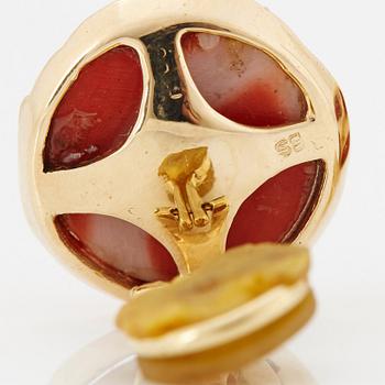 Ett par örhängen 18K guld med korall och runda briljantslipade diamanter.