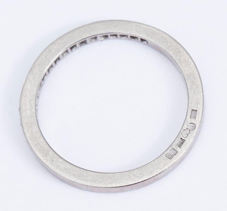 RING, 18 k vitguld med 16 gammalslipade diamanter ca 0,16 ct. Strömdahl Hugo, Stockholm, 1954. Vikt ca 3 g.