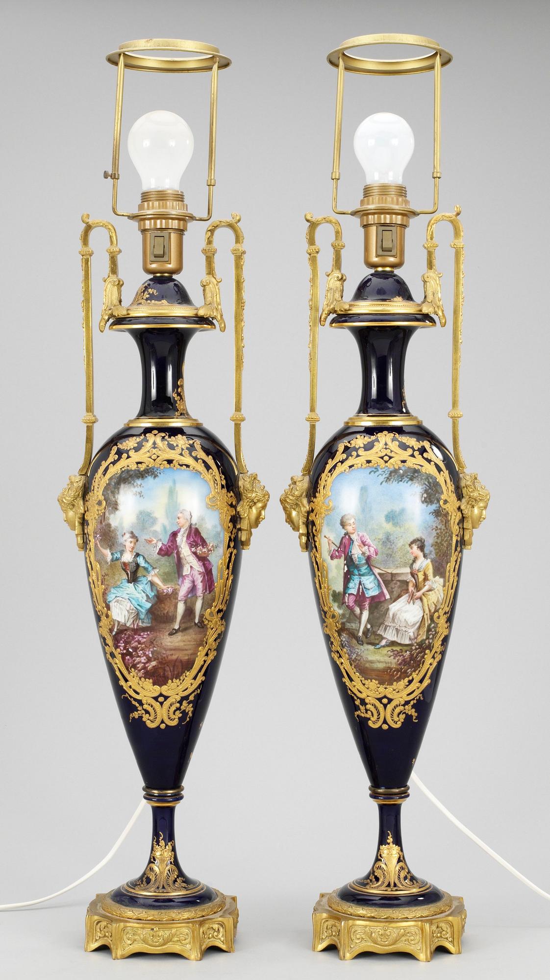 BORDSLAMPOR, ett par, porslin o förg brons. Sèvres-liknande märke. Louis XVI-stil. Målarsign. H.Bituvin.