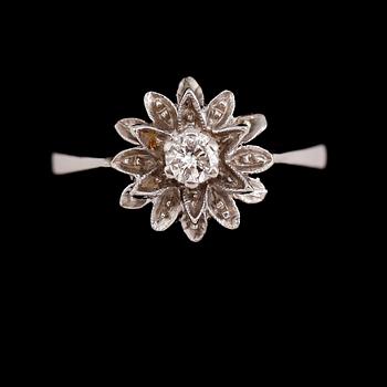 RING, 18 k vitguld, med briljantslipad diamant. Vikt 3,2 g.
