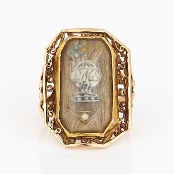RING, 18k guld och hårarbete. Otydliga mästarstämplar 1808. Stl 17/57.Total vikt 5 gr.