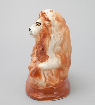 LEJONFIGURIN, stengods, "Staffordshire lion", England, 1800-talets slut.