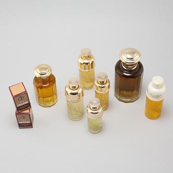 NINA RICCI, seven factices and two perfumbottles.