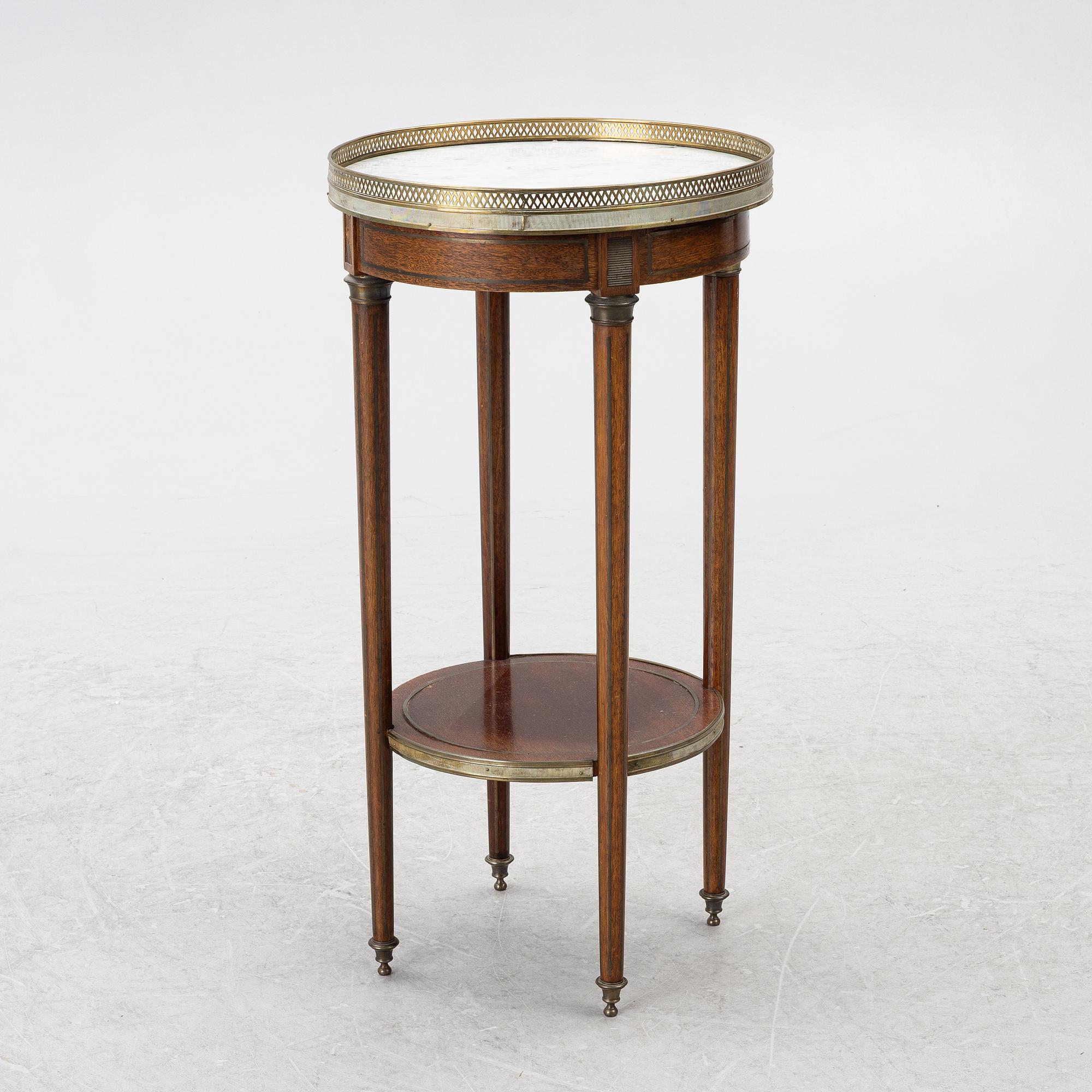 Sidobord,  Louis XVI-stil, omkring år 1900.