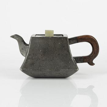 A pewter tea pot, early 20th Century.
