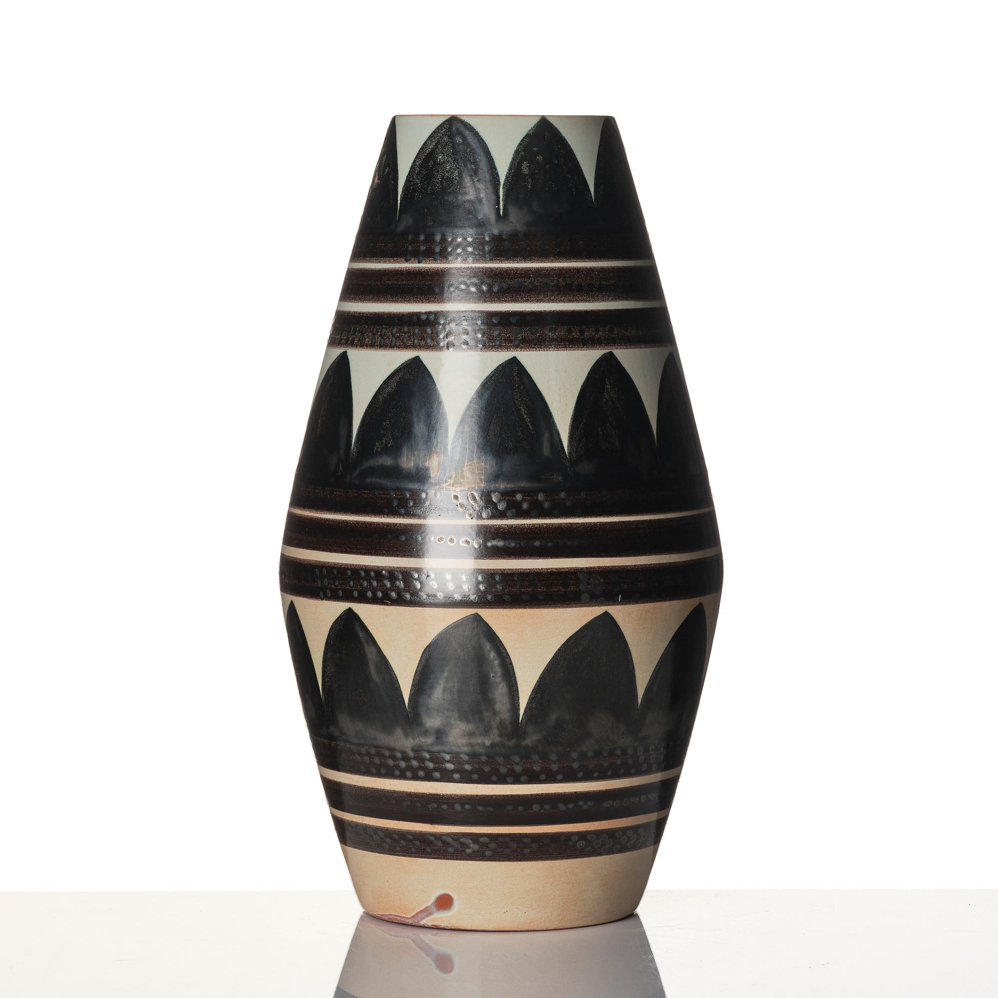 Carl-Harry Stålhane, golvvas, s k "Torro-fajans", dekor av Aune Laukkanen, Rörstrand.