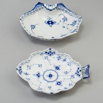 SERVIS, 78 delar, porslin,
"Musselmalet", helblond, Royal Copenhagen, Danmark.