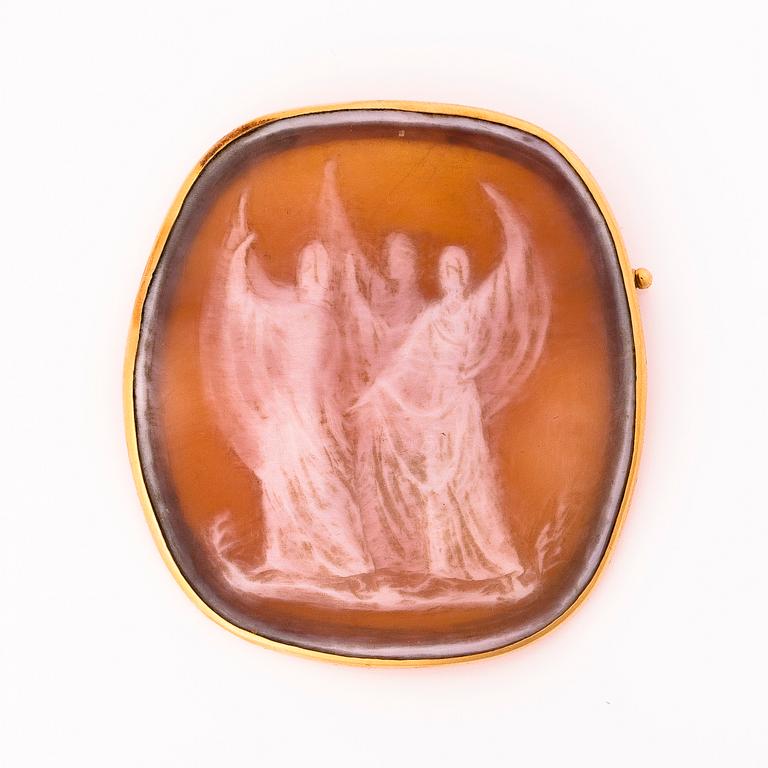 EVA GYLDÉN, An 18K gold and cameo brooch. Set by Heikki Kaksonen, Helsinki, Finland 1946.