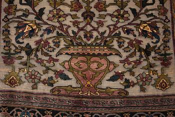 MATTA, antik/semiantik silke Keshan Souf, sannolikt Motachem, ca 112,5 x 100-93 cm (samt överst 1½ cm slätväv).