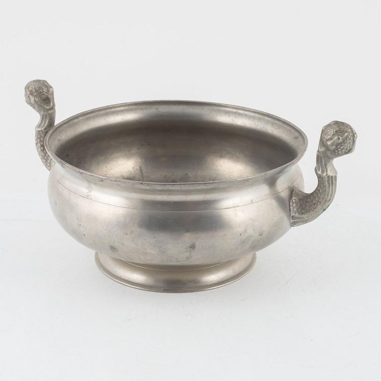 Kannor, två stycken, samt kallskål, tenn, olika mästare, 1800-tal.