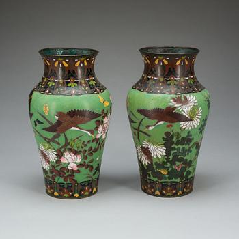 URNOR, ett par, koppar och emalj, Kina, 1800-tal.