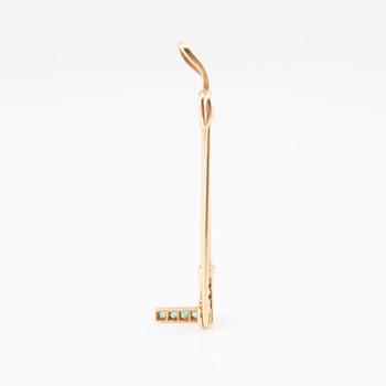 Brooch in the shape of a riding crop, 8K gold with faceted emeralds and rose-cut diamonds.