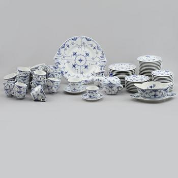KAFFESERVIS, 48 delar, porslin, "Musselmalet", Royal Copenhagen, 1900-talets andra hälft.