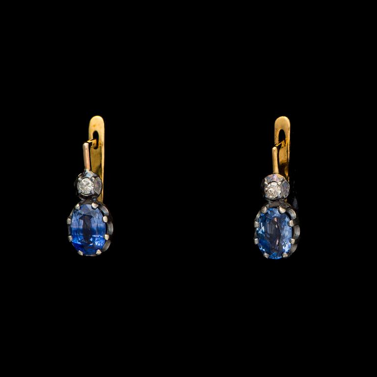 ÖRHÄNGEN, 14K guld (56), silver, safirer, diamanter. Vikt totalt ca 2,3 g.