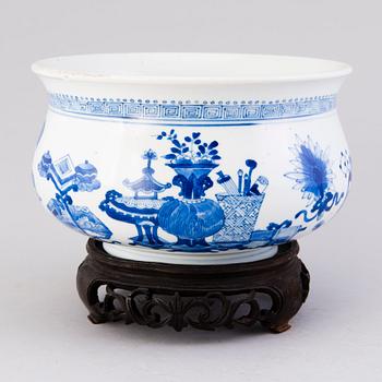 A Chinese porcelain bowl, circa 1800.