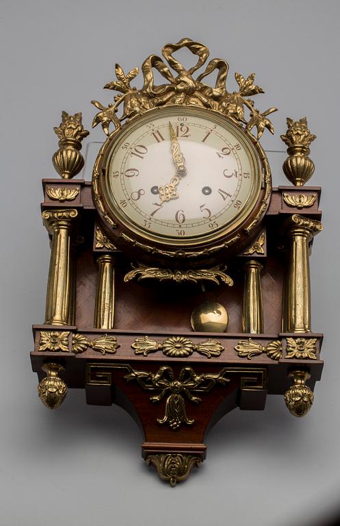 VÄGGPENDYL. gustaviansk stil, 1900-talets andra hälft.