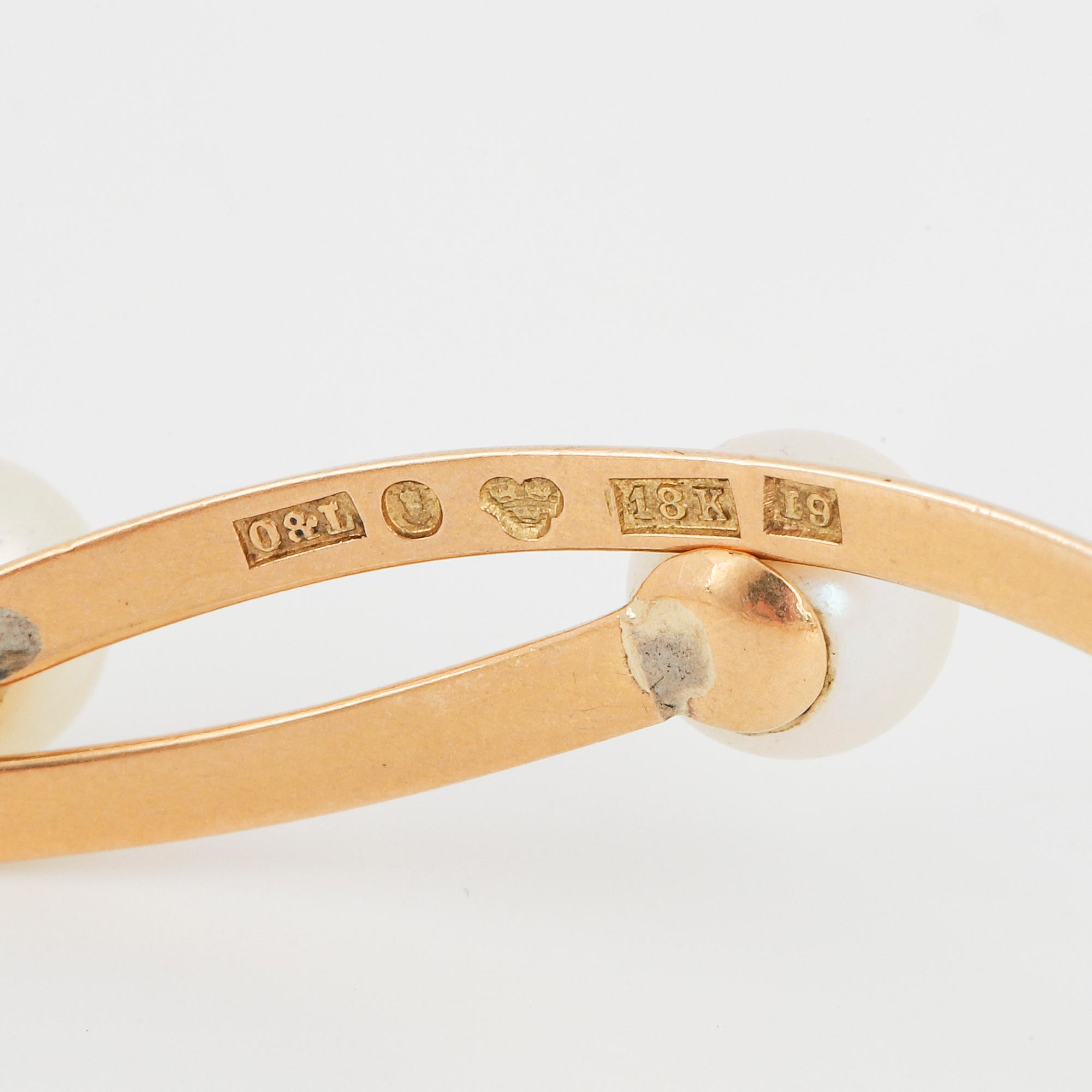 18K gold and cultured pearl bangle.