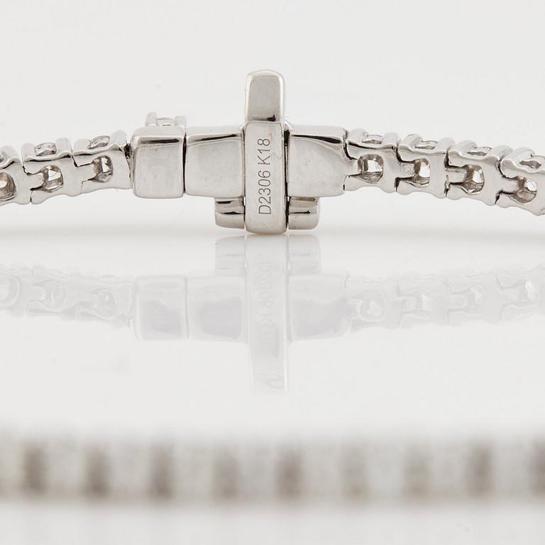 A brilliant cut diamond bracelet.